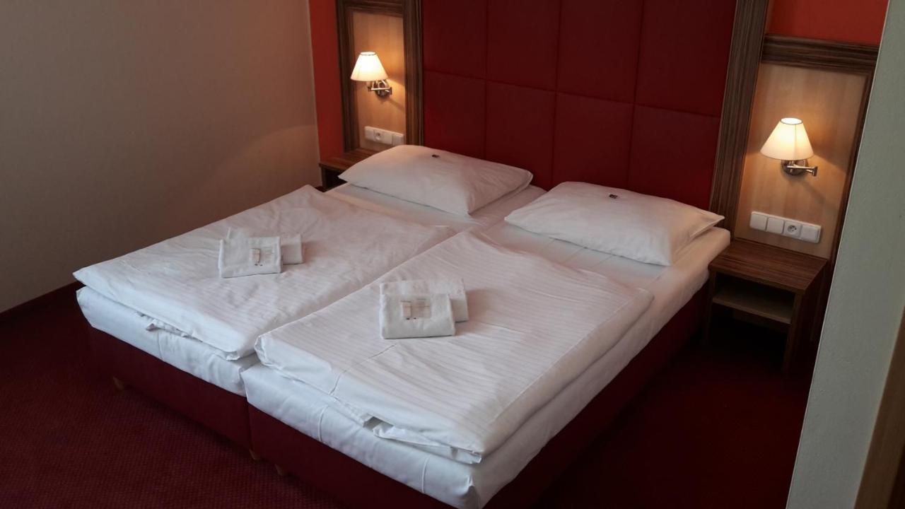 Corner Hotel U Divadla*** - זנוימו מראה חיצוני תמונה